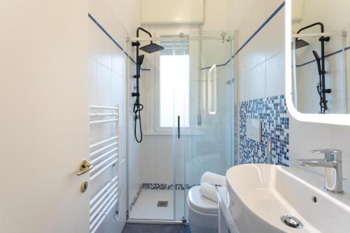 La salle de bains est pourvue d'une douche, d'un lavabo et de toilettes. dans l'établissement Casa Milano Marittima in centro tre locali con terrazzo, à Milano Marittima