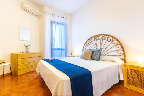 ein Schlafzimmer mit einem großen Bett mit einer blauen Decke in der Unterkunft Appartamento La Poesia Bilo - MyHo Casa in Tortoreto Lido