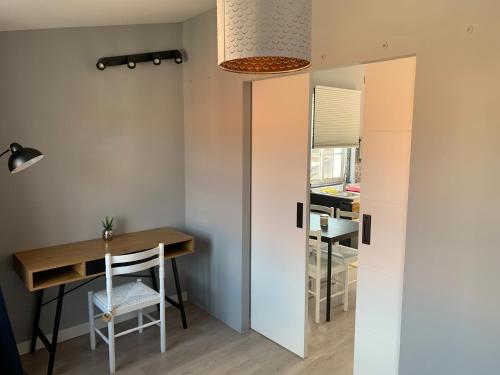 a small dining room with a table and a desk at NOARU Apartamentos in Ares