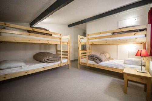 deux lits superposés dans une chambre avec un bureau dans l'établissement appartement 6/7 personnes, à Saint-Lary-Soulan