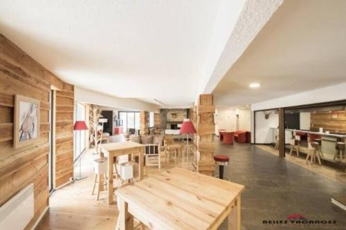 een grote kamer met een houten tafel en stoelen bij appartement 6/7 personnes in Saint-Lary-Soulan