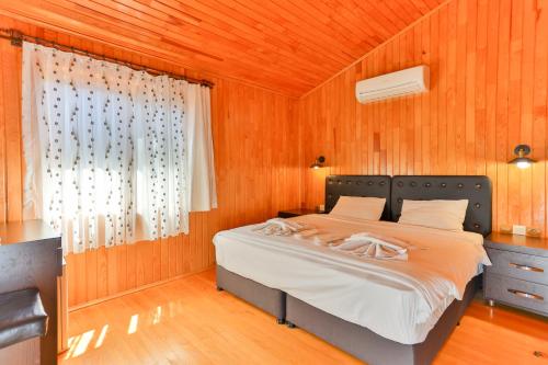 Ένα ή περισσότερα κρεβάτια σε δωμάτιο στο Cinderella Pension & Bungalow