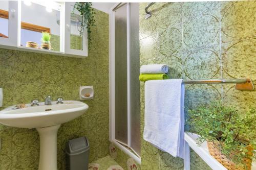 uma casa de banho com um lavatório e um chuveiro em Appartamento La Poesia Trilo - MyHo Casa em Tortoreto Lido