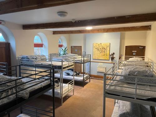 Cette chambre comprend de nombreux lits superposés. dans l'établissement Llanfyllin Workhouse - Y Dolydd, à Llanfyllin