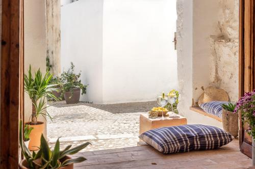 - une chambre avec deux oreillers et des plantes en pot dans l'établissement La Casa del Agua, à Altea