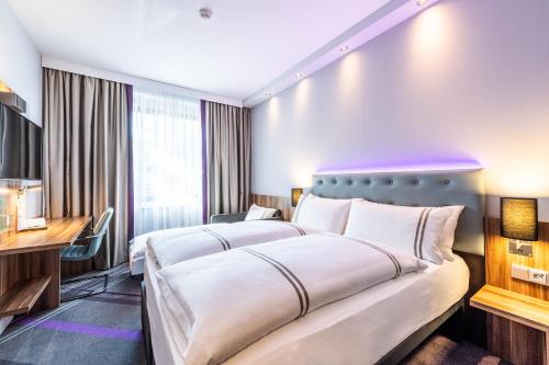 Pokój hotelowy z 2 łóżkami i biurkiem w obiekcie Premier Inn Essen City Limbecker Platz w Essen