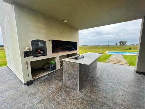een keuken met een wastafel en uitzicht op een zwembad bij Excelente Casa Country in Oliden