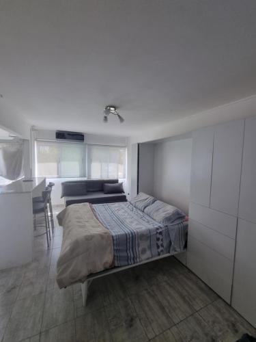 1 dormitorio con 1 cama grande y cocina en Departamento en La Plata Centro en La Plata