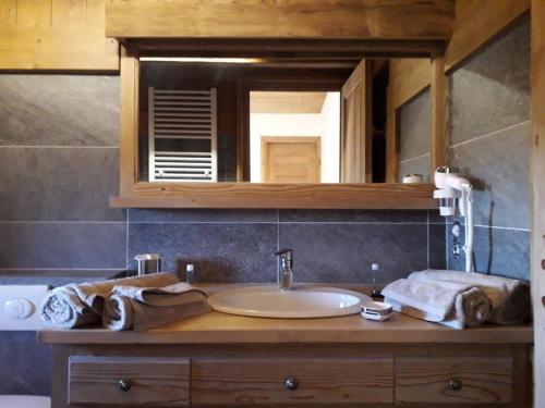 Ένα μπάνιο στο chalet l'Orignal 145m2, 10pers, pied de piste,SPA