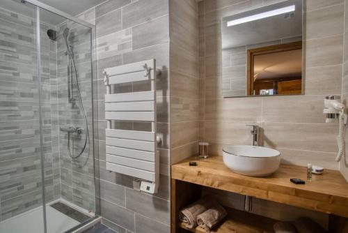 bagno con lavandino e doccia di chalet l'Orignal 145m2, 10pers, pied de piste,SPA a Notre-Dame-de-Bellecombe