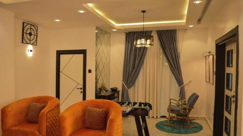 Istumisnurk majutusasutuses Morak homes - Smart luxury 4-bed with private swimming pool, PS5, snooker, mini gym in reserved secured estate
