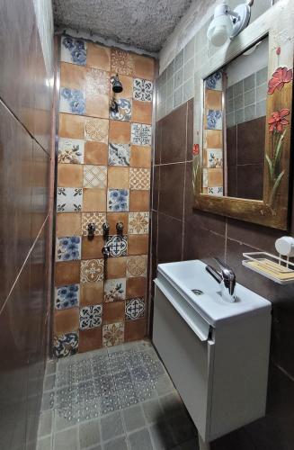 y baño con lavabo y espejo. en Refugio de Piedras en Luján de Cuyo