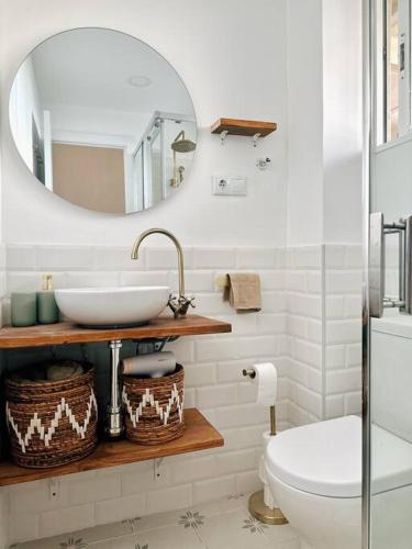 a bathroom with a sink and a mirror at Apartamento Boutique en la Playa in La Pineda