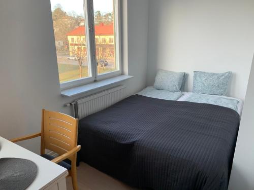een kleine slaapkamer met een bed en een raam bij Apartment in Bromma close to Stockholm City in Stockholm