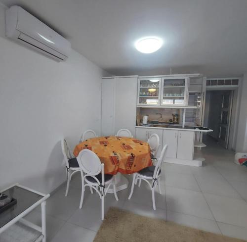 a kitchen and a table and chairs in a room at Manhattan apartment in Empuriabrava