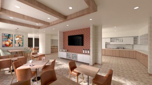 Hyatt House Sacramento Airport - Natomas في سكرامنتو: غرفة طعام مع طاولات وكراسي ومطبخ