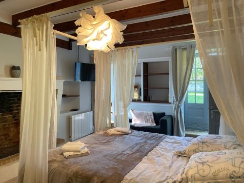 Tempat tidur dalam kamar di Le Domaine de la Gravette