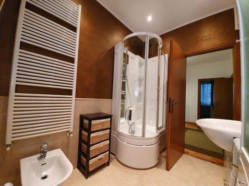 a bathroom with a shower and a sink at B&B Corte Frisonai in Bardolino