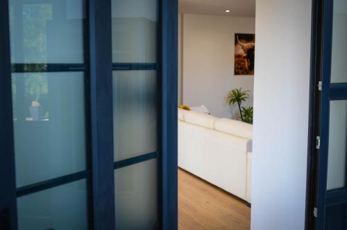 - deux portes coulissantes dans une chambre avec un canapé dans l'établissement Le Quai Huppé, voie 3, à Noyelles-sur-Mer