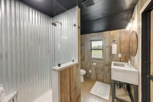 y baño con lavabo, ducha y aseo. en Restored Schulenburg Vacation Rental with Fire Pit!, en Schulenburg