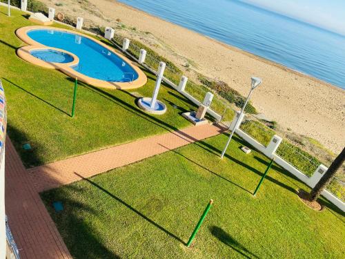 Bazén v ubytování Apartamento en primera línea de playa con piscina y garaje gratuito nebo v jeho okolí