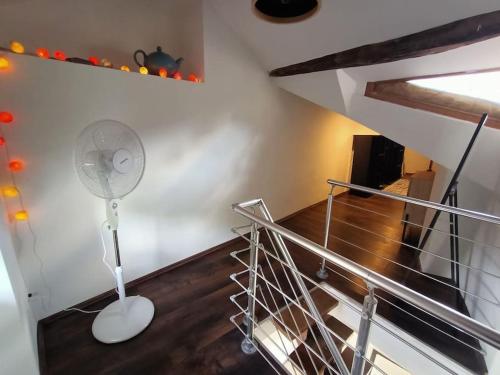 Cette chambre dispose d'un escalier avec un ventilateur et un escalier. dans l'établissement AU 2B 46 Ravissant duplex, à Cahors