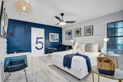 a bedroom with a white bed and a blue wall at Hollywood Apartments Host by BeeNomad in Hollywood