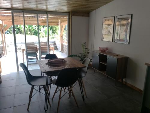 ein Esszimmer mit einem Tisch und Stühlen in der Unterkunft L'escale du Tec-Tec in Salazie