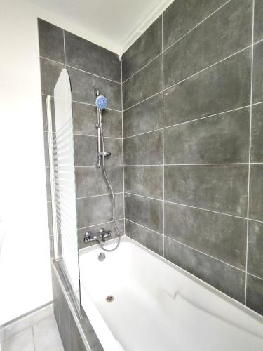 une salle de bain avec baignoire et douche dans l'établissement #Lesgourmandises, à Mulhouse