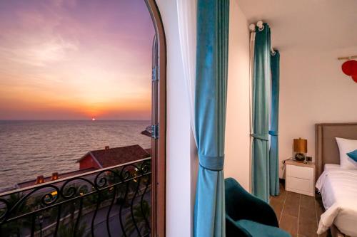 Roma Hotel Phu Quoc - Free Airport Shuttle & Sunset Town Tourにあるベッド