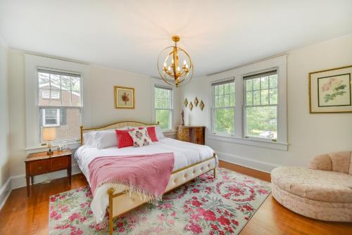 une chambre avec un lit, une chaise et des fenêtres dans l'établissement Elizabeth City Vacation Rental Gazebo with Hot Tub!, à Elizabeth City