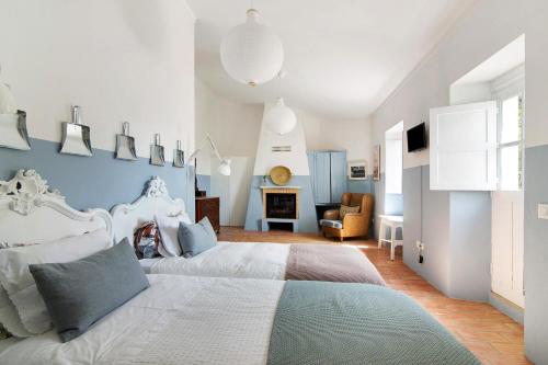 sypialnia z dużym łóżkiem i kominkiem w obiekcie Casa da Peixa w mieście Estoi