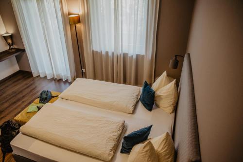 2 camas en una habitación pequeña con ventana en Feldgärtenhof en Silandro