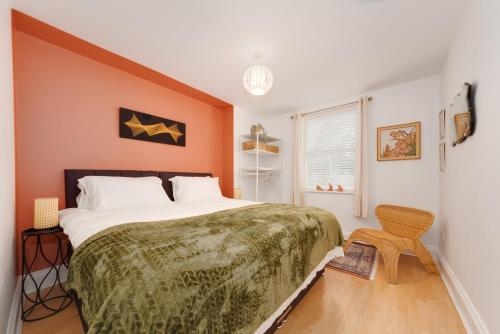 ein Schlafzimmer mit einem großen Bett und einem Stuhl in der Unterkunft Number7, 3 minutes to the Beach, Super King Beds, Part of Burlington-Escapes in Brighton & Hove