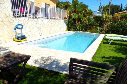 Spacious and bright house with swimming pool