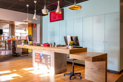 an office with a reception desk and a counter at ibis Paris Creteil in Créteil