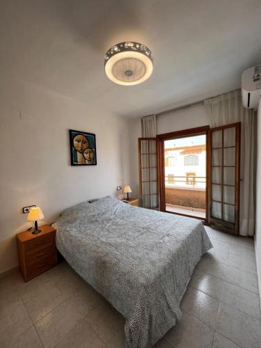 Postel nebo postele na pokoji v ubytování Sunny Villa Few Minutes Walk from beach