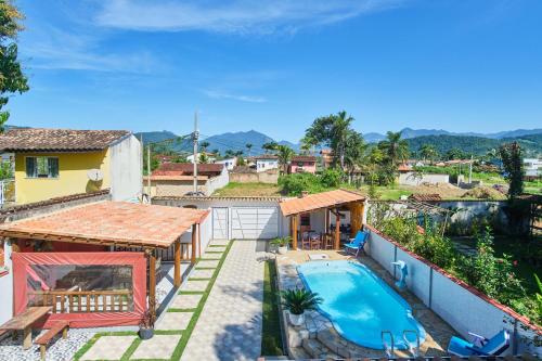 an aerial view of a house with a swimming pool at Casa Carvalho in Paraty