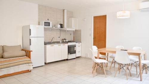 cocina y comedor con mesa y electrodomésticos blancos en Departamento en centro de Mendoza, Plaza Italia en Mendoza