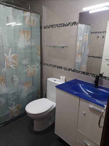 y baño con aseo, ducha y lavamanos. en Habitación2 piso lavanda, en Villena