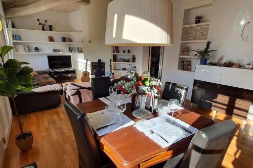 ein Esszimmer mit einem Tisch und ein Wohnzimmer in der Unterkunft La Terrazza Di Bene Arancio in Lucca