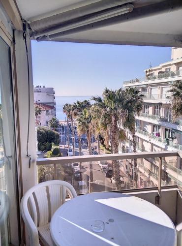 un balcon avec une table et une vue sur une ville dans l'établissement Résidence Graziella Appartement 521, à Juan-les-Pins