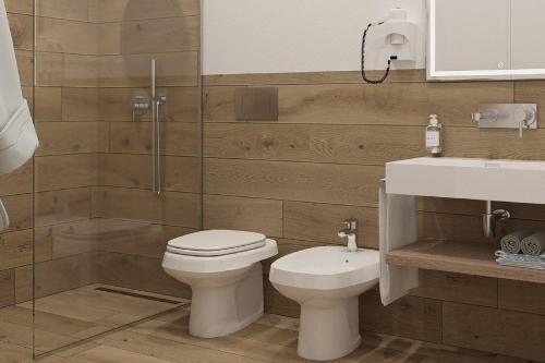 a bathroom with a toilet and a sink at Eraora Hotel Village in Battipaglia