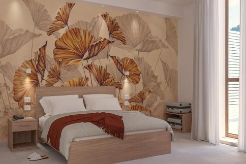 ein Schlafzimmer mit einem großen Bett mit Blumentapete in der Unterkunft Eraora Hotel Village in Battipaglia