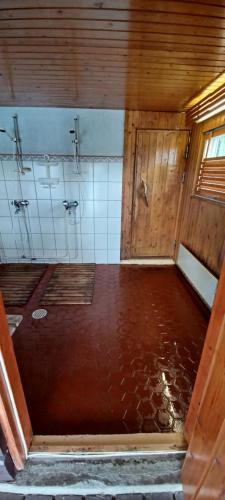 einen Innenblick auf ein schmutziges Bad mit einer Tür in der Unterkunft RELAX, Heart of nature and lakes in Hyrynsalmi