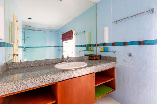 Koupelna v ubytování Recommend a warm Thai style private swimming pool villa with convenient traffic and living, walking 700 meters to the the beach