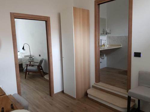 una sala de estar con una puerta corredera de cristal y una mesa. en Apartments For You, en San Donato Milanese