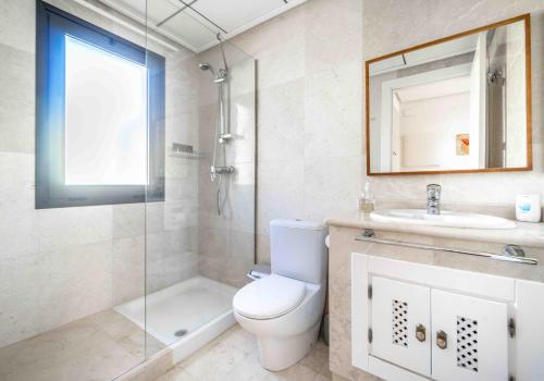 uma casa de banho com um WC, um lavatório e um chuveiro em Casa de la vida - Roda Golf em Roda
