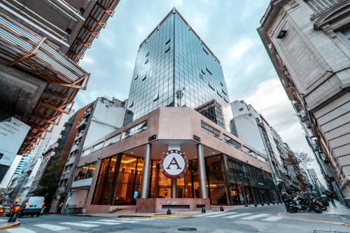 un edificio alto con un cartel delante en Amérian Buenos Aires Park Hotel en Buenos Aires