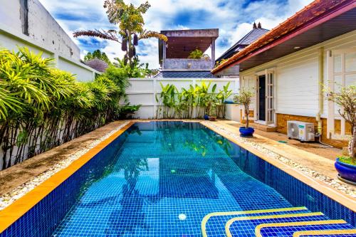 卡馬拉海灘的住宿－Recommend a warm Thai style private swimming pool villa with convenient traffic and living, walking 700 meters to the the beach，相簿中的一張相片